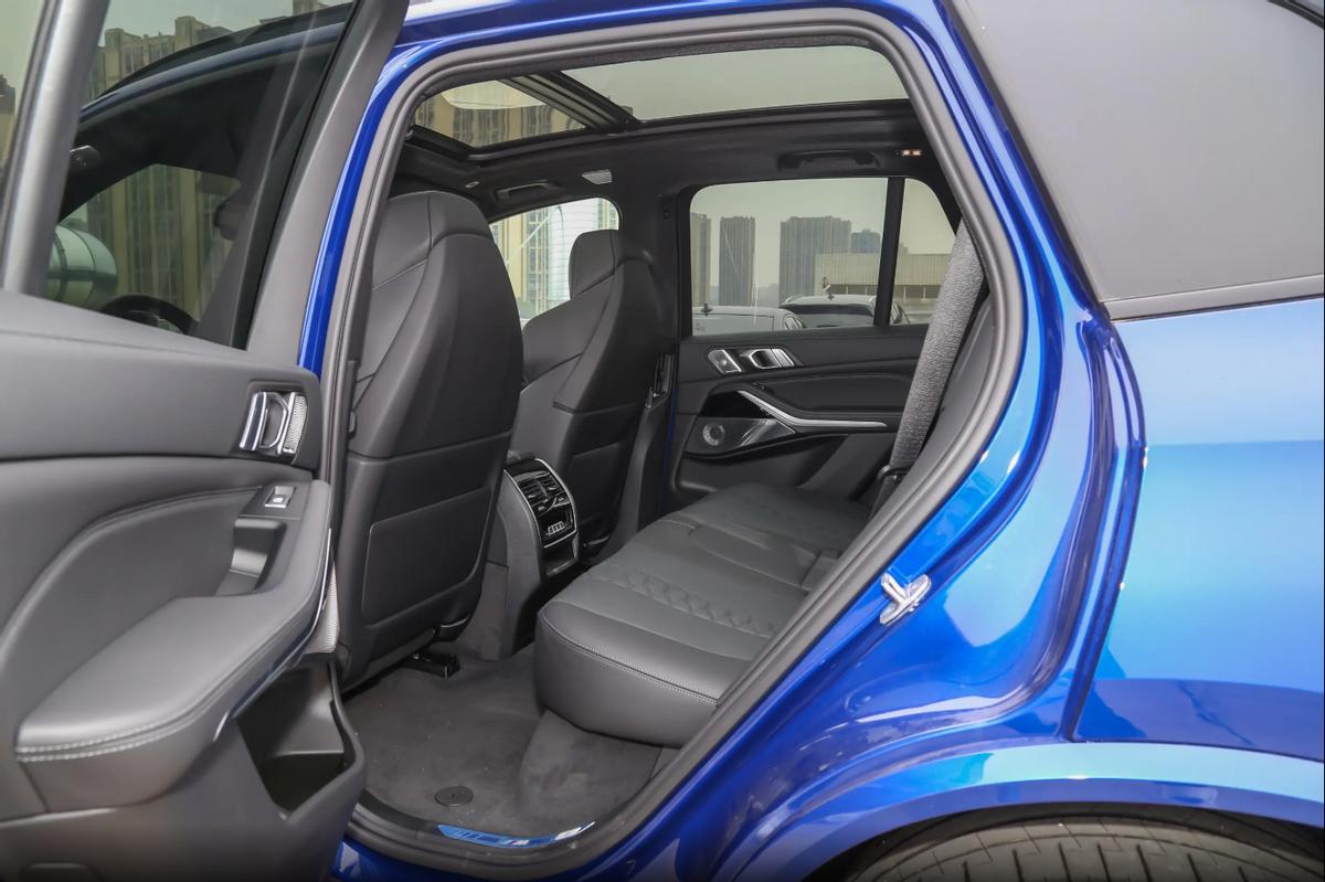 解析宝马X5M，售价143.89万，配4.4T+8AT动力，有哪些优缺点？