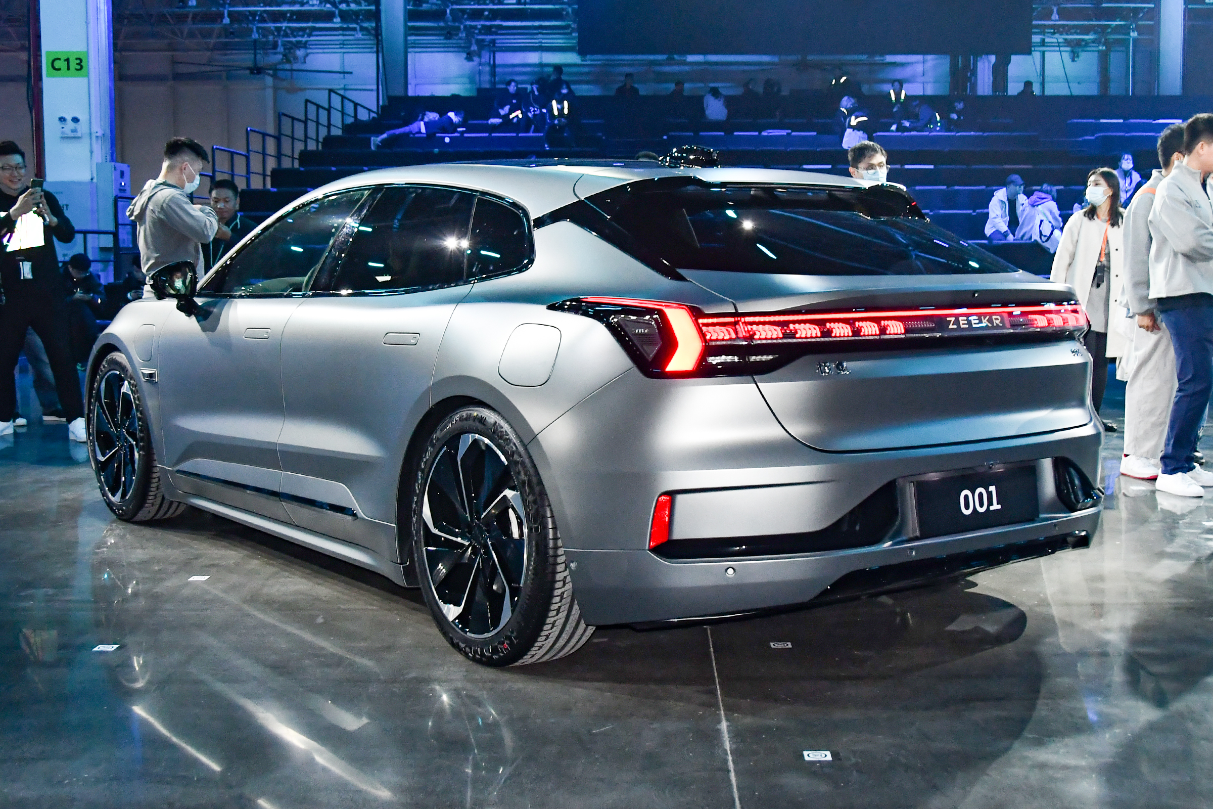 30万元的“国产版”保时捷Panamera是否值得购买？极氪001如何？