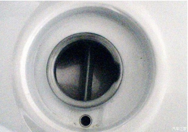 汽车挡风玻璃下面排水孔怎么清理,汽车后备箱排水孔位置及清理方法