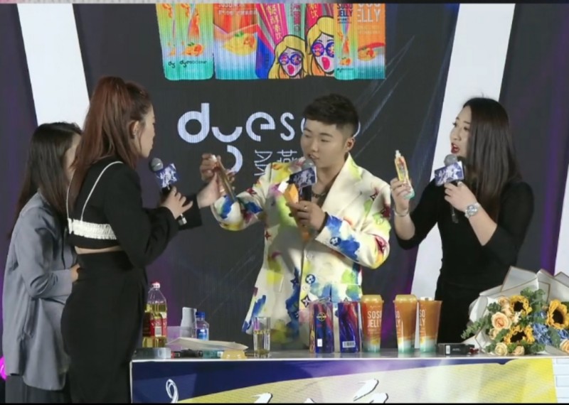 粉丝突破5千万大关白小白直播送惊喜只为宠粉