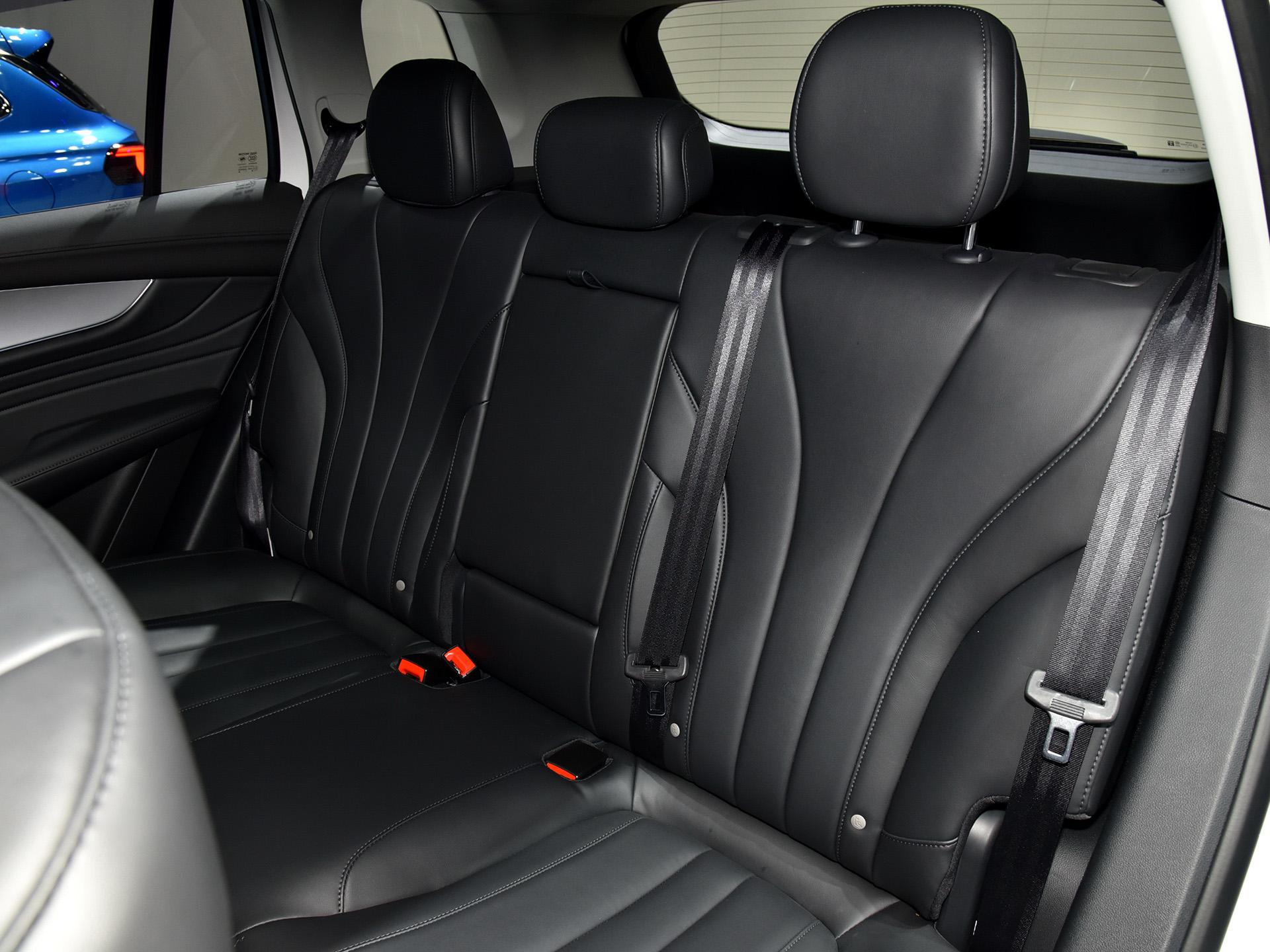 油耗1.4L,不用油跑70公里,有丰富配置的SUV,实拍荣威RX5eMAX