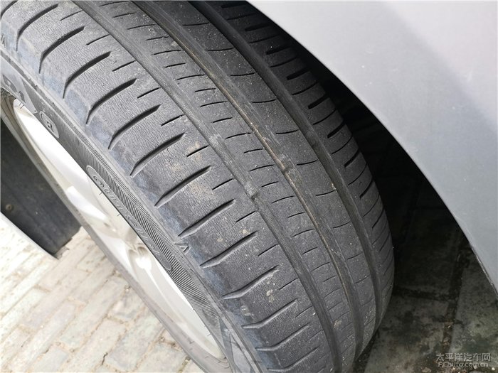 轮胎9年了才跑3万公里要换吗,轮胎被马路牙子刮破点皮要换吗