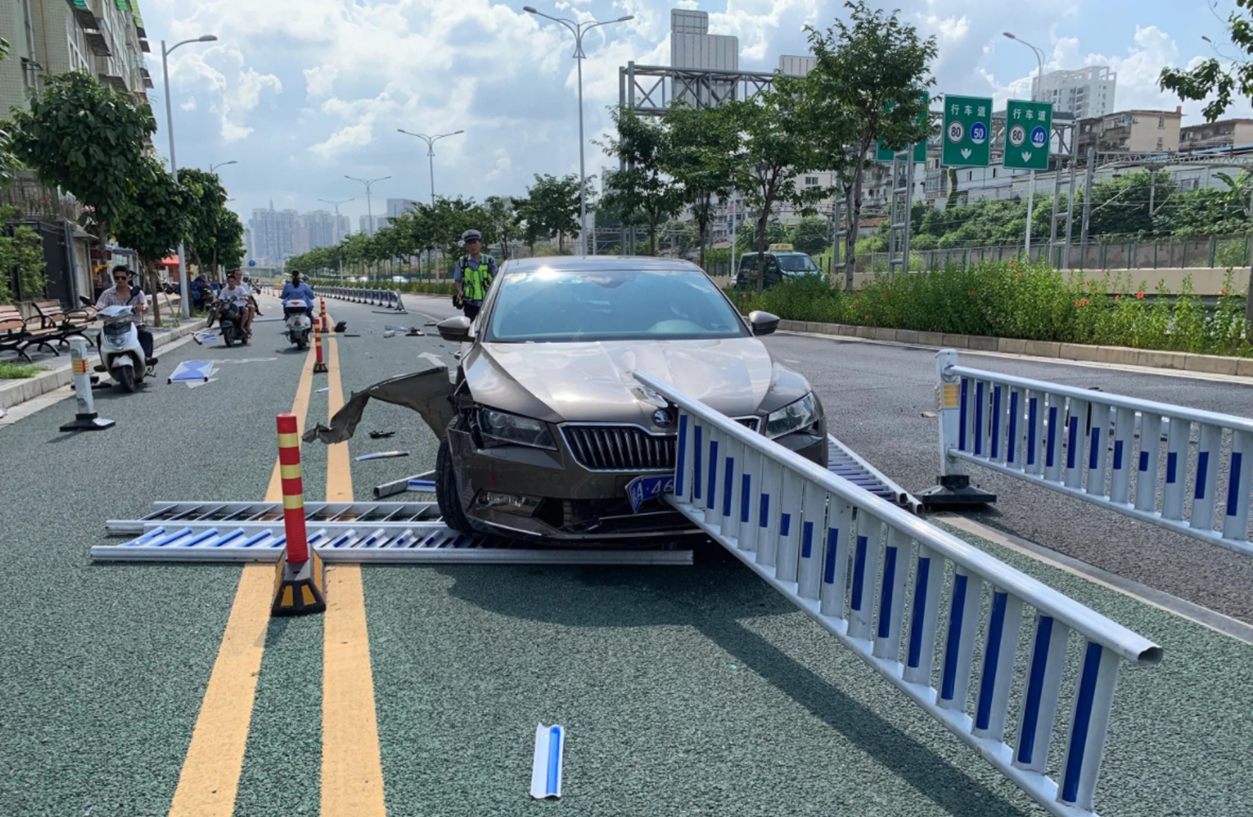 驾车撞到路边护栏属于什么事故,宁愿撞车也不要撞护栏新闻