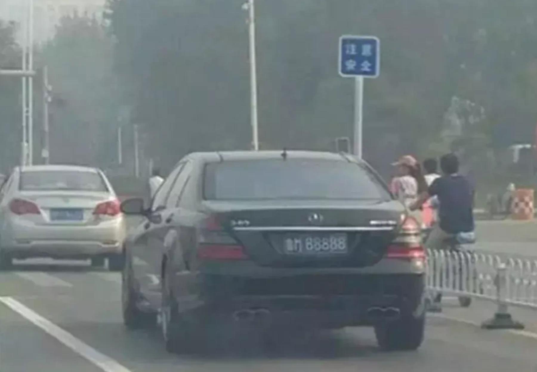 小县城偶遇370万奔驰S65，挂“鲁M88888”车牌，原车主是山东首富