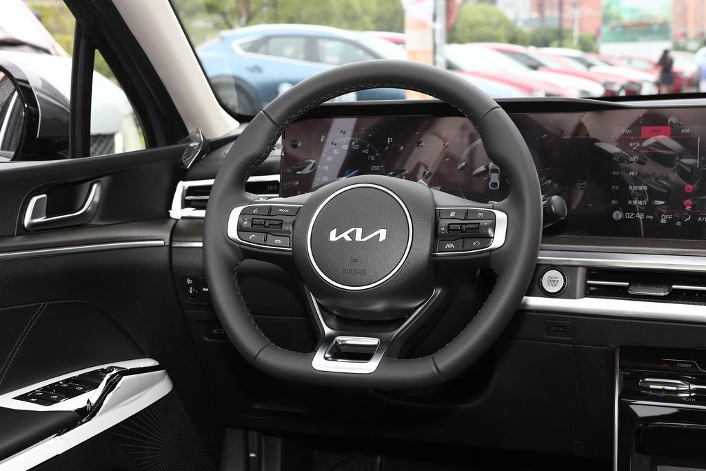 起亚k5适合家用吗,实用油耗低毛病少的家用车