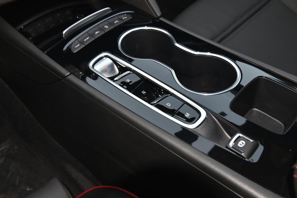 君威进气格栅两条杠,君威进气格栅主动开闭演示