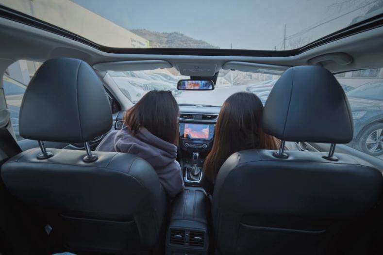 和闺蜜打卡游乐园,和闺蜜一起游山玩水的视频