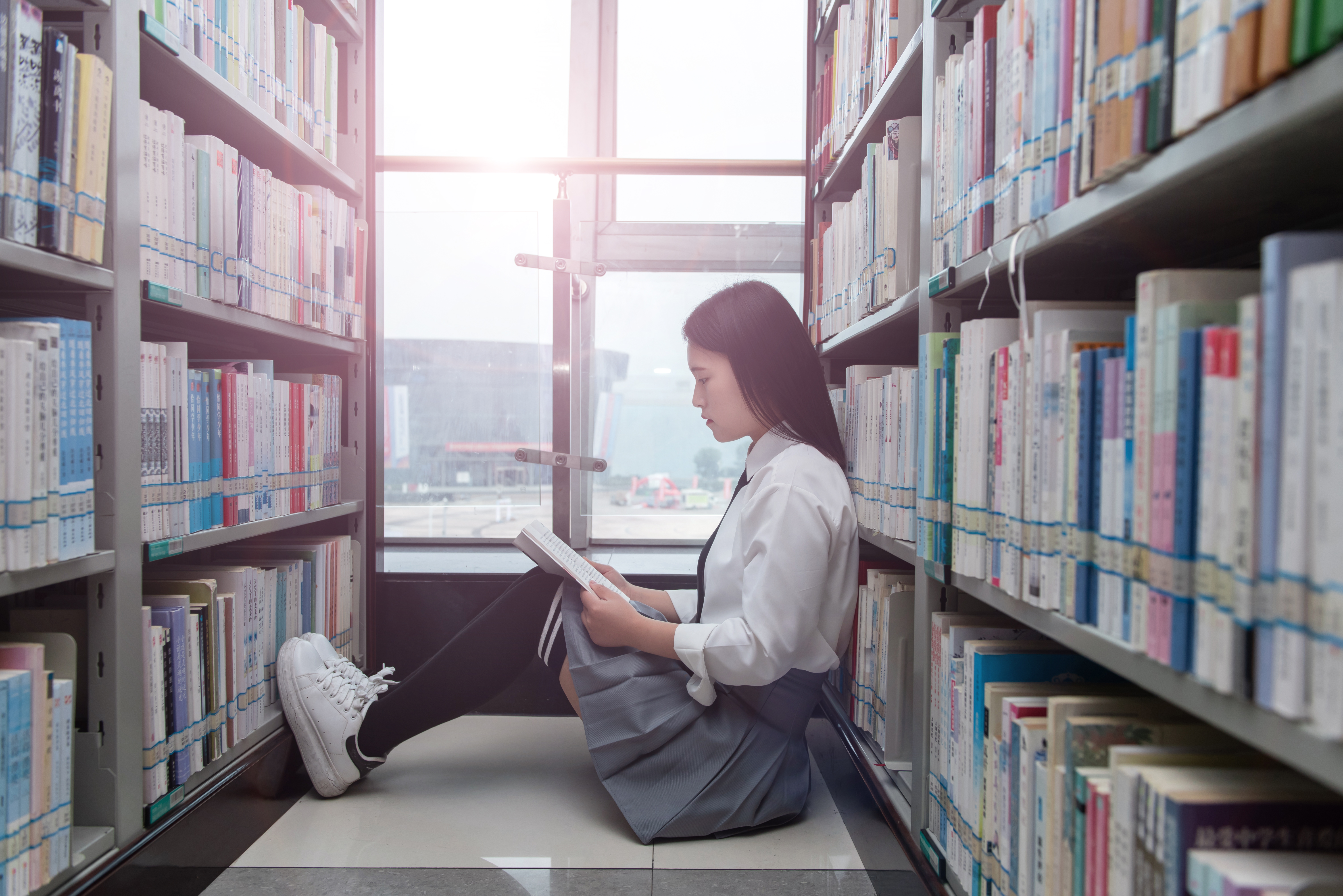 在好莱坞的开拓美洲故事中，充斥着许多不实信息和明目张胆的欺骗