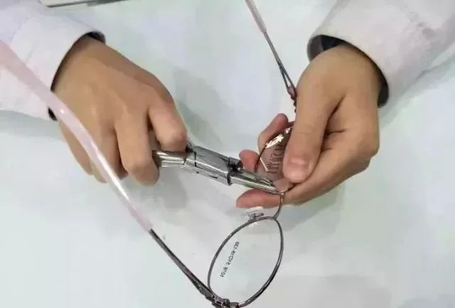 眼镜老是往下滑，get到这几项技能轻易解决烦恼