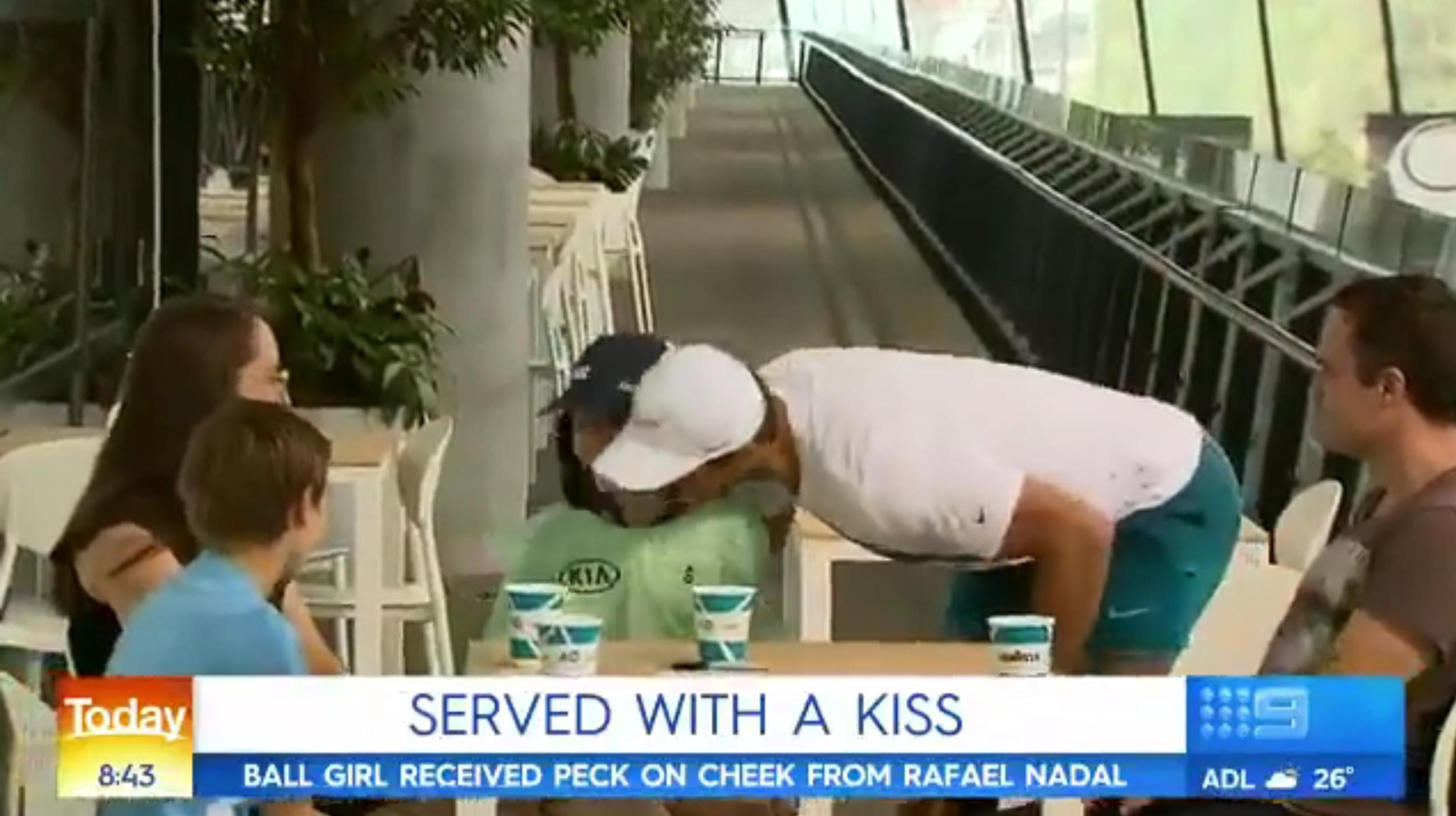 纳达尔亲吻球童视频,纳达尔暖心亲吻女球童引全场掌声