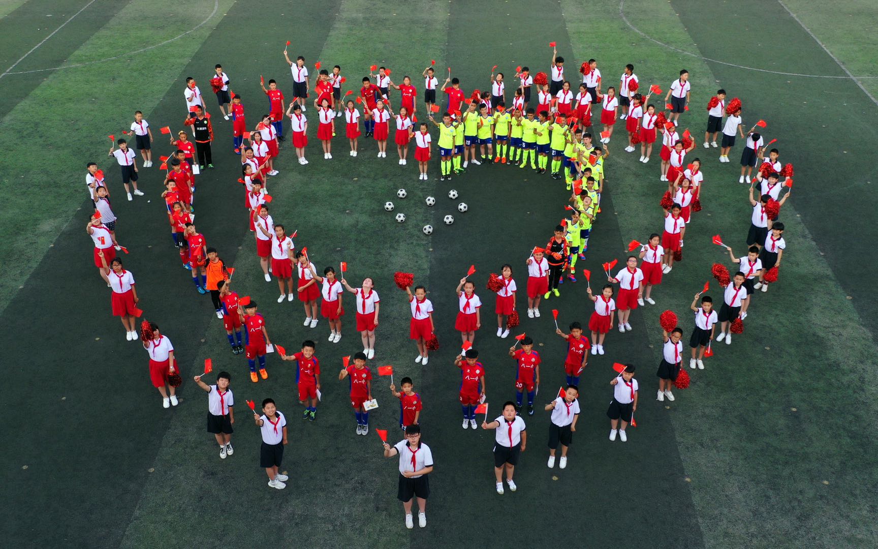 一场友谊赛两地连心情，津南、和田两地足球小子以球会友