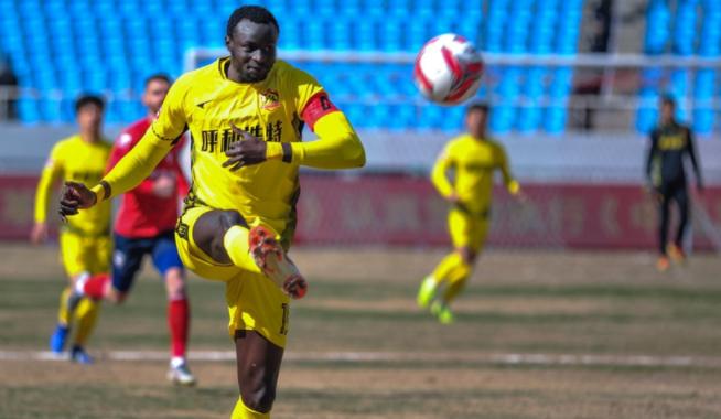 中甲被肘击者吃红牌裁判,中甲外援遭肘击后得黄牌被罚下