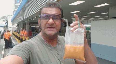 这个用粤语号召大家喝奶茶的男人，霸占了我的群聊