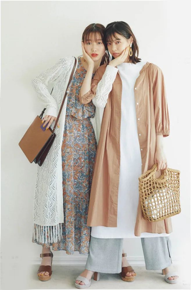 风衣搭碎花裙怎么搭配图,碎花裙搭配乐福鞋好看吗