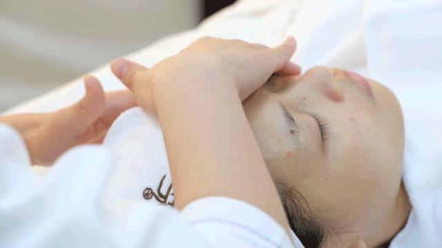 贵妇深层毛孔清洁,皮肤管理护肤中心深层清洁毛孔