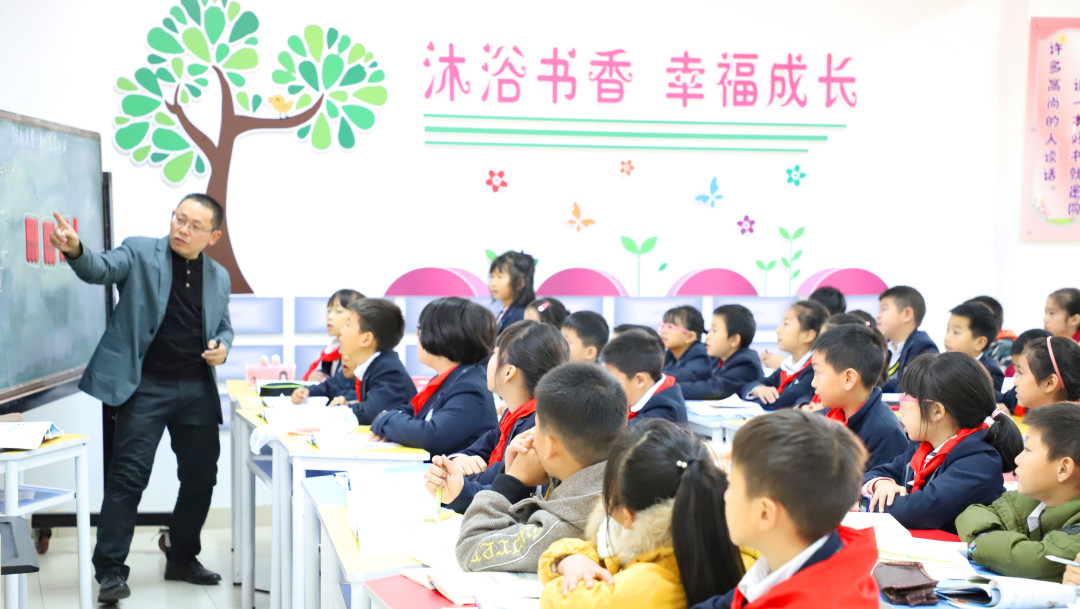 监利县章华小学：翰墨致远，一笔一画书华章