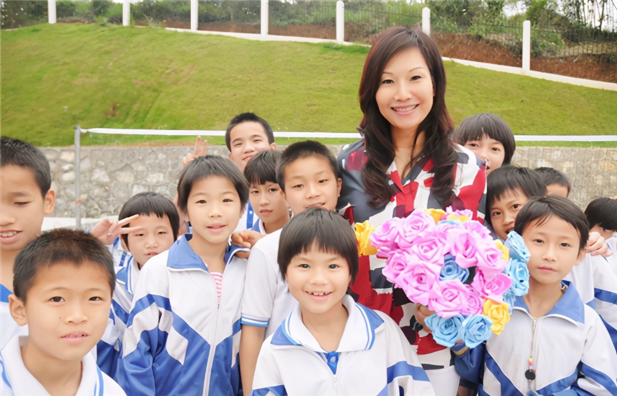 女洗碗工的崛起：在男人堆里缠斗了12年，如今账上躺着190亿