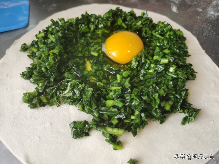 烙韭菜盒子用生鸡蛋,韭菜盒子里面的韭菜鸡蛋要炒熟吗