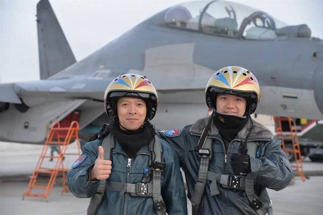 飞行教官眼中的歼-16：攻防兼备没短板，超过苏-30一个时代