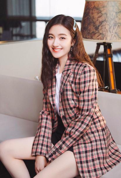 李兰迪身材消瘦格子西装率性十足,李兰迪私下穿衣搭配