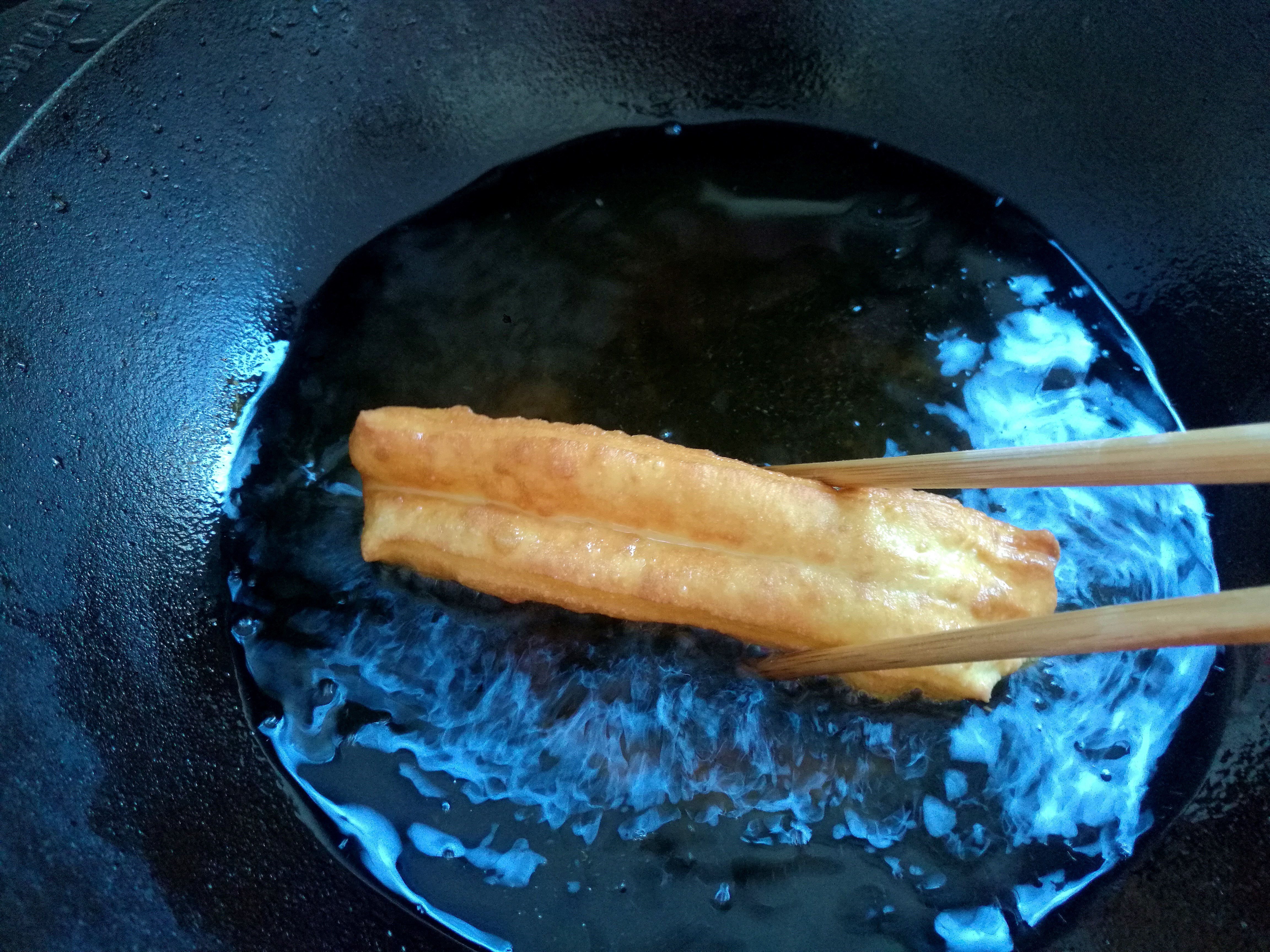 在家炸油条不用泡打粉最快的方法,不要酵母粉和泡打粉炸油条方法