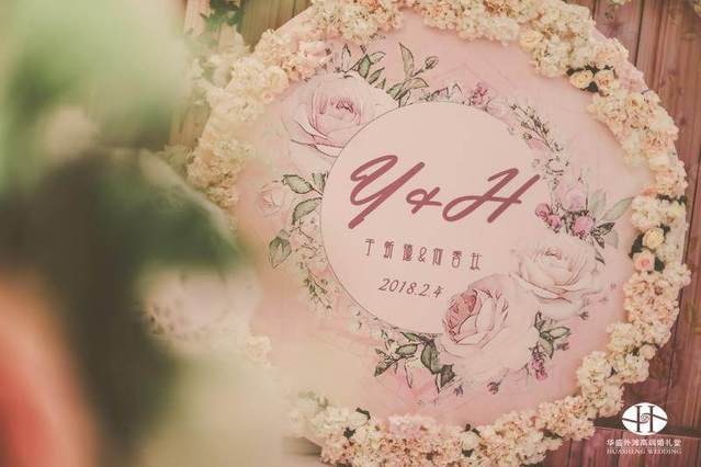 男方到女方家订婚女方应准备什么,订婚男方应该给女方准备几身衣服