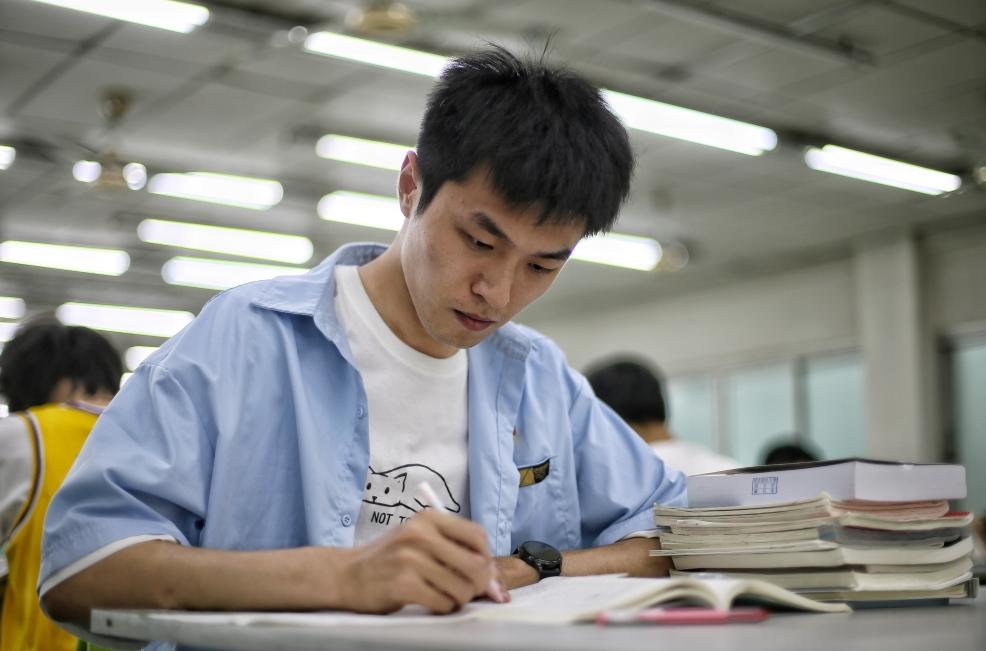 高考成绩不理想应不应该选择复读,上二本线是复读还是去大学考研