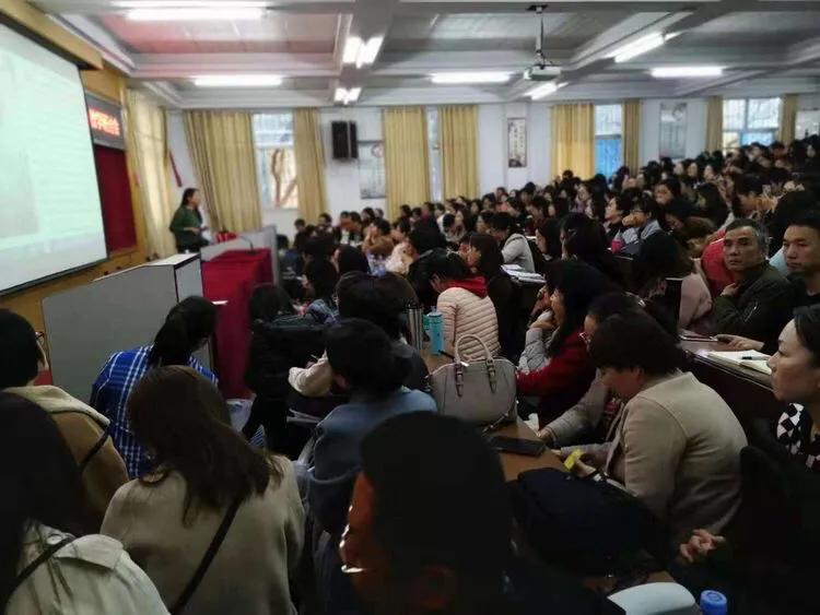 巴陵郡三湘四水英才聚，香樟园高谈阔论红烛燃