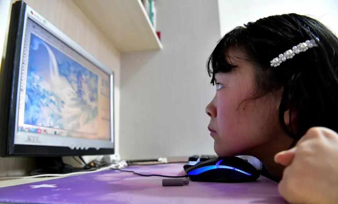 残疾女孩用嘴叼木棍写字,残疾女孩嘴叼木棍