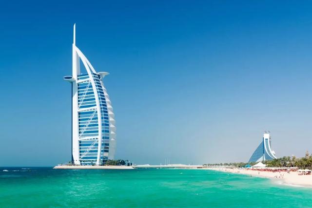 迪拜富豪都在穿的衣服,迪拜土豪穿的白色袍子多少钱