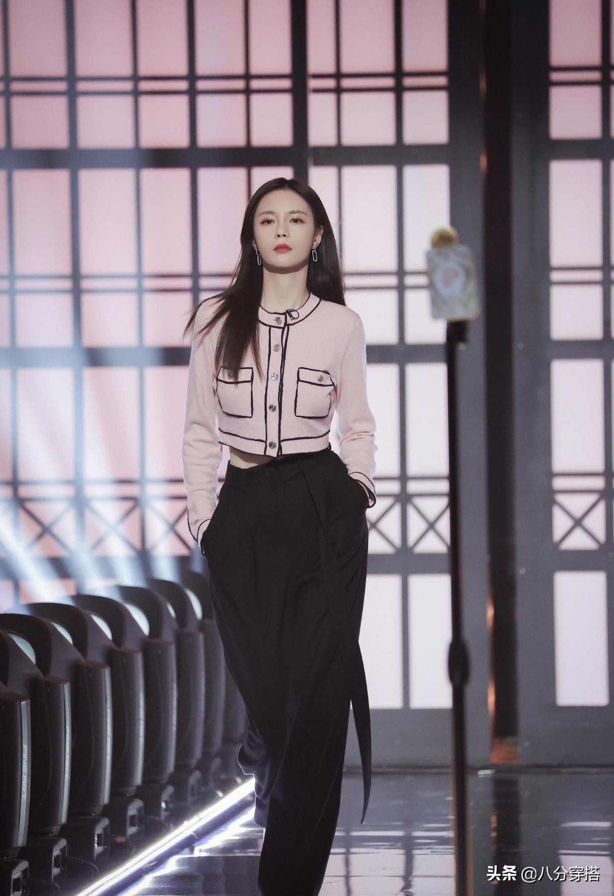 沈梦辰白衬衫黑西服配链条短裙,沈梦辰把粉色西装穿出了时尚感