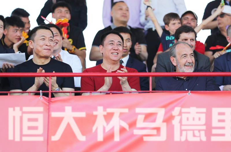 许家印参加恒大足球视频,恒大杯许家印助威视频