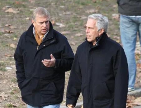 安德鲁王子久未露面，和前妻为临终关怀工作者送温暖，状态很健康