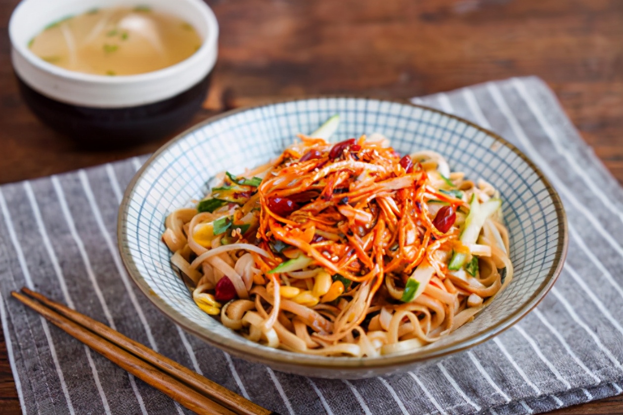 面条下锅煮熟后拌成凉面的教程,做凉面静置几分钟