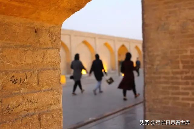 每个国家都有咸猪手，但伊朗连男生也不放过