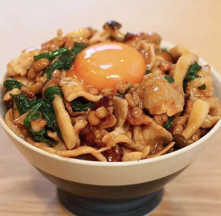 100日元在日本吃一天,100日元在日本吃寿司