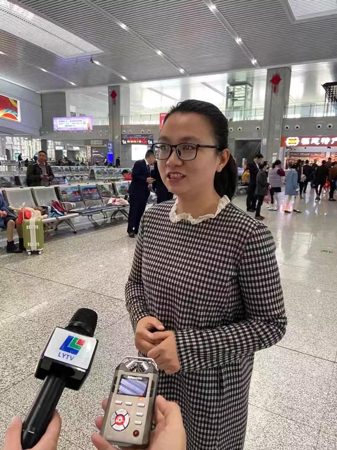 直击春运第一天感动瞬间,春运首日一线直击