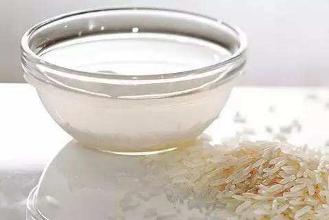 白色衣服被黑色衣服染色怎么洗白,衣服染色84消毒液漂白衣服方法