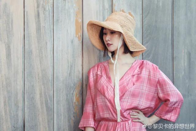 拍广告、当品牌大使，黎贝卡如何从时尚博主进化成明星？