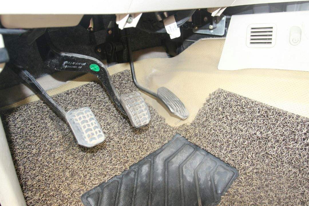 减速时踩离合还是刹车,减速踩刹车时离合器应该踩到底吗