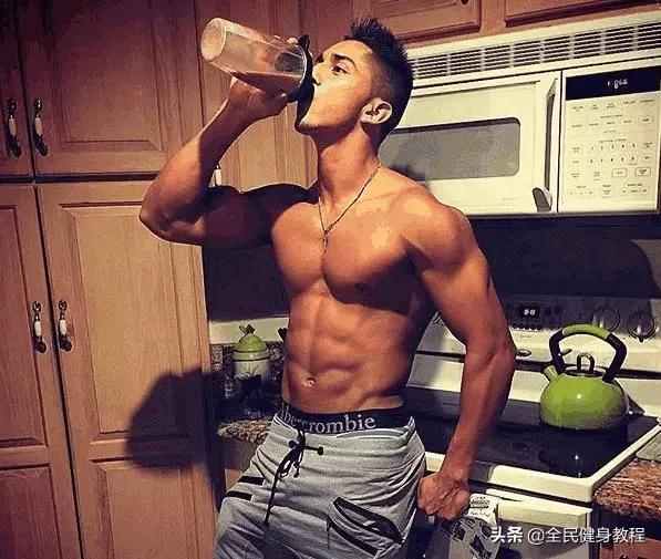 健身吃鸡蛋白好还是鸡胸肉好,吃鸡胸肉合适还是喝蛋白粉合适