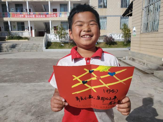 通宵为云南孩童手绘贺卡唐可云老师让黑白围棋炫彩起来