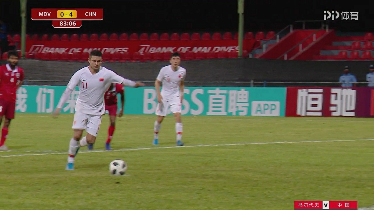 满眼都客队的球迷和广告,裁判也不待见,这到底是谁的主场?