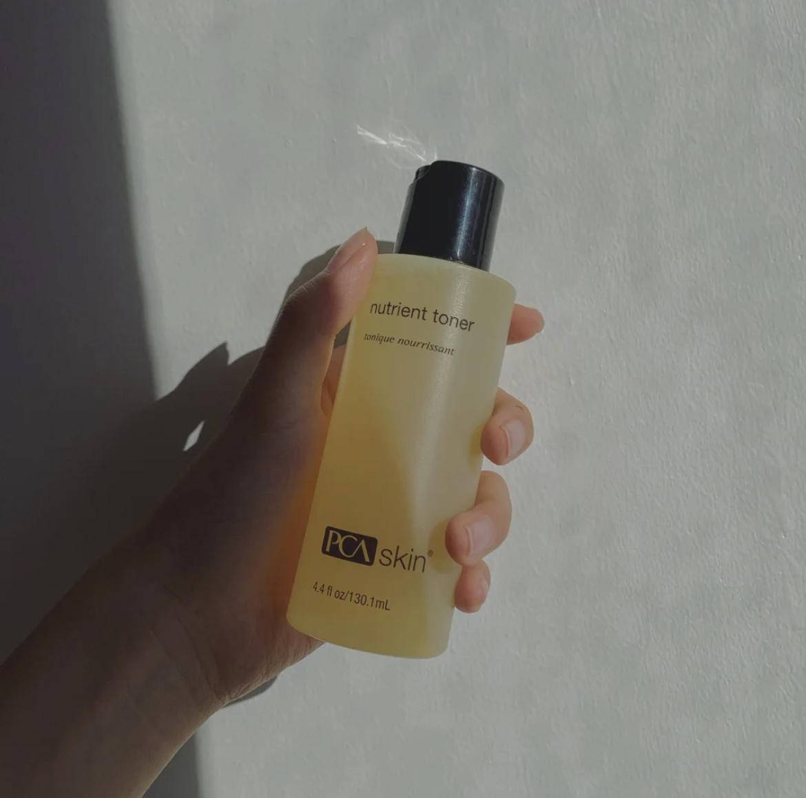 脸上有个光滑不痛不痒的小疙瘩,脸上皮肤粗糙长疙瘩是怎么回事