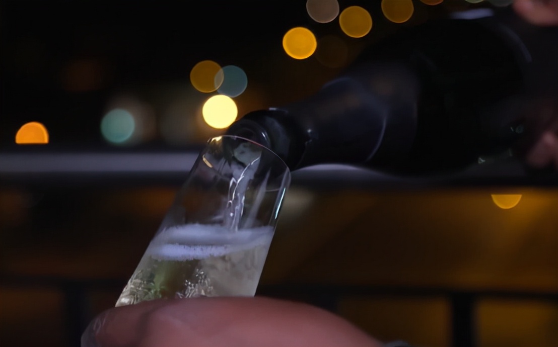 神奇的非洲饮料：柠檬水兑汽油卖100一瓶，天天被抢断货