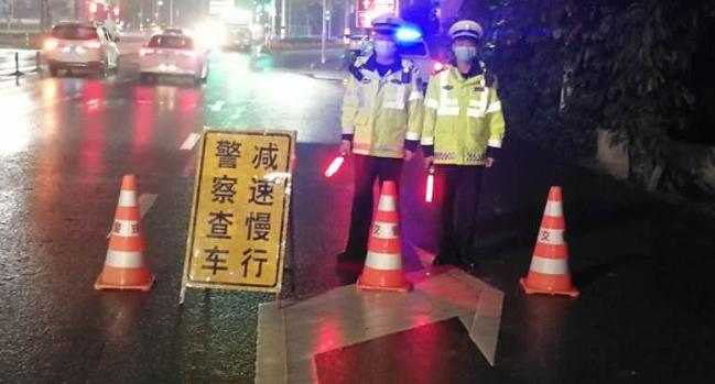 广州俩男子租车来斗门，不料途中熄火竟惹祸上身！警察将其带走回不去还车！