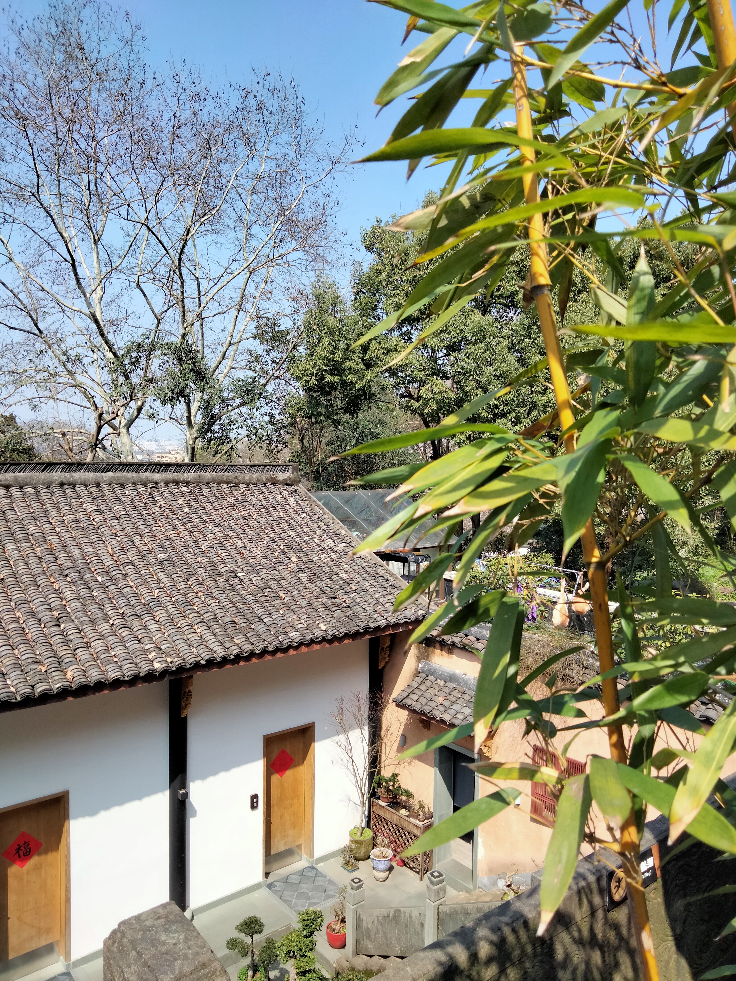 杭州西湖附近可住6人的家庭民宿,去西湖玩住民宿还是住酒店