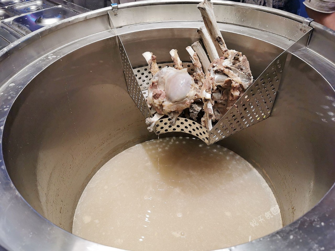 石磨现做现卖,一碗正宗的潮汕粿条