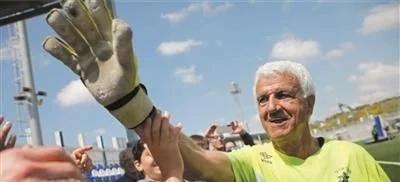 足球场上最多罚下几人,足球13秒进球