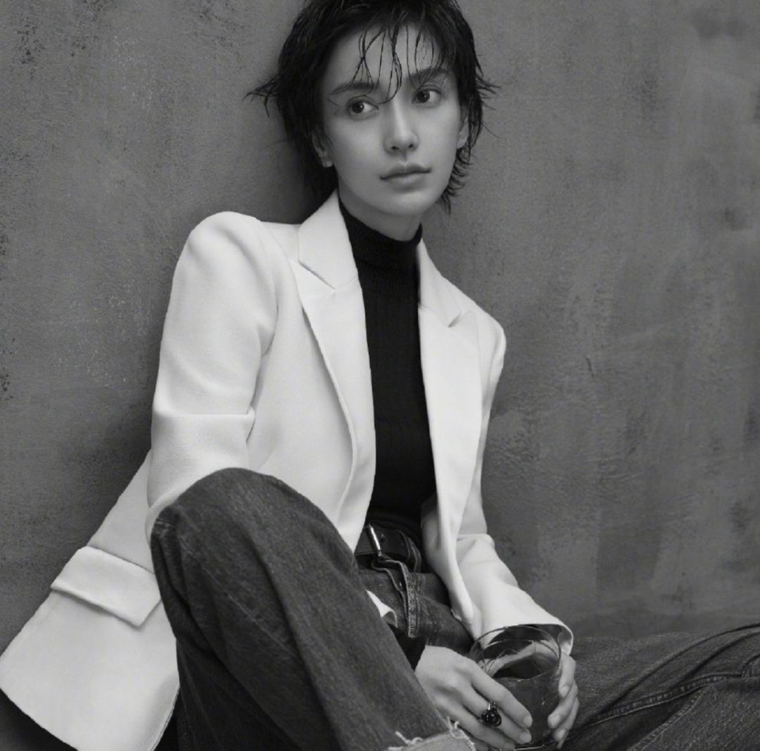 吴谨言模仿baby白头发,吴谨言与angelababy对比